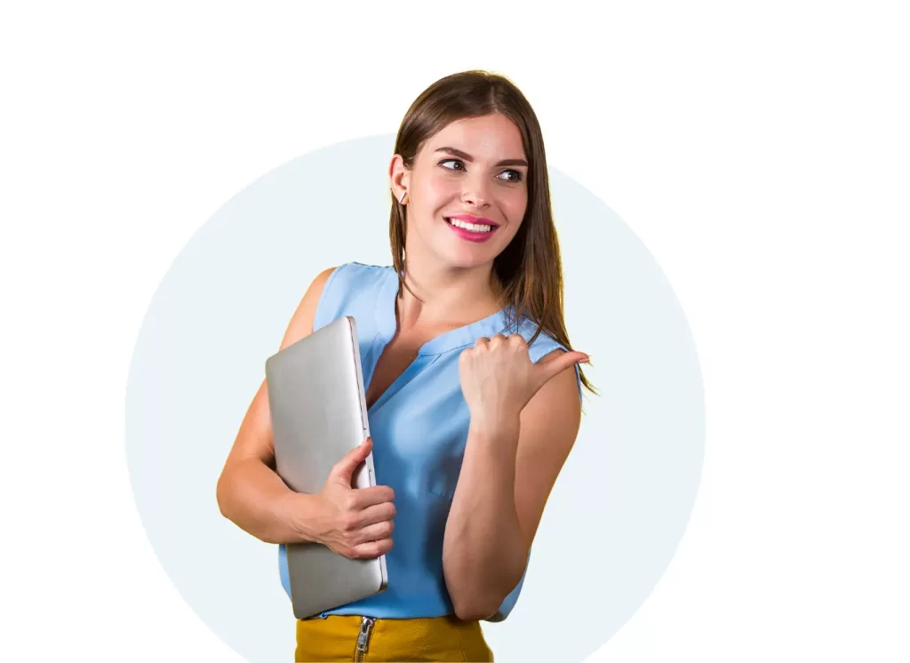 Femme entrepreneure tenant un ordinateur portable