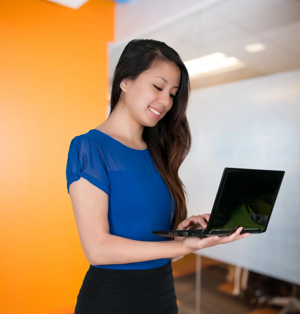 jeune femme utilisant un laptop